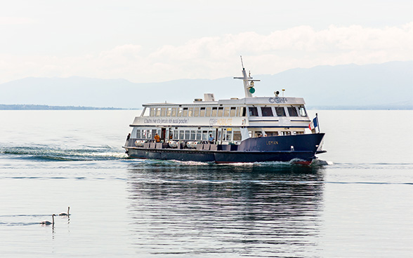 Le bateau à passagers « Léman » à deux niveaux navigue sur le lac Léman entre Lausanne et Évian.